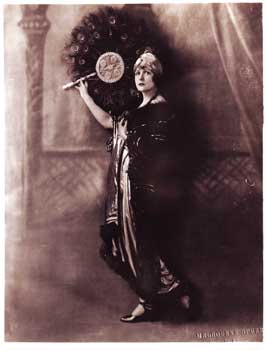 Item #08-0019 Portrait of Norma Talmadge (1895-1957). Melbourne Spurr, phot