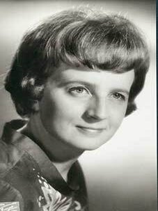 Item #19-4815 Portrait of soprano Berit Lindholm. Foto Fayer Wien, Studio