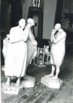 Item #51-0621 Photograph of the sculpture Conjunto de Mujerers sin pelo. 1987. Armando Romero