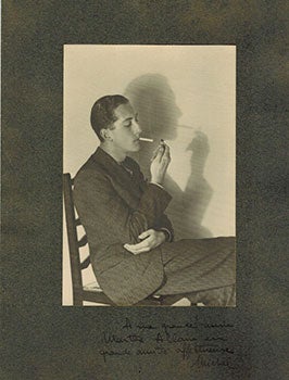 Item #51-4913 Portrait d'homme fumant assis sur une chaîneportant une dédicace à Marthe...
