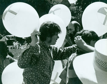 Kessler, Chester Monroe (phot) - [Peace Rally in Park with Balloons. ]