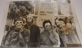 Item #63-9031 B&W Photograph of American Vietnam War protesters in the UK, August 21, 1967. Photo Keystone, Paris.