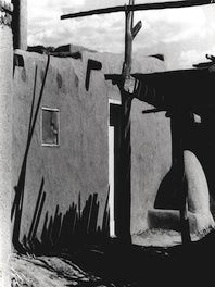 USA. Native dwellings, partly in shadows. Marianne Spier-Donati.